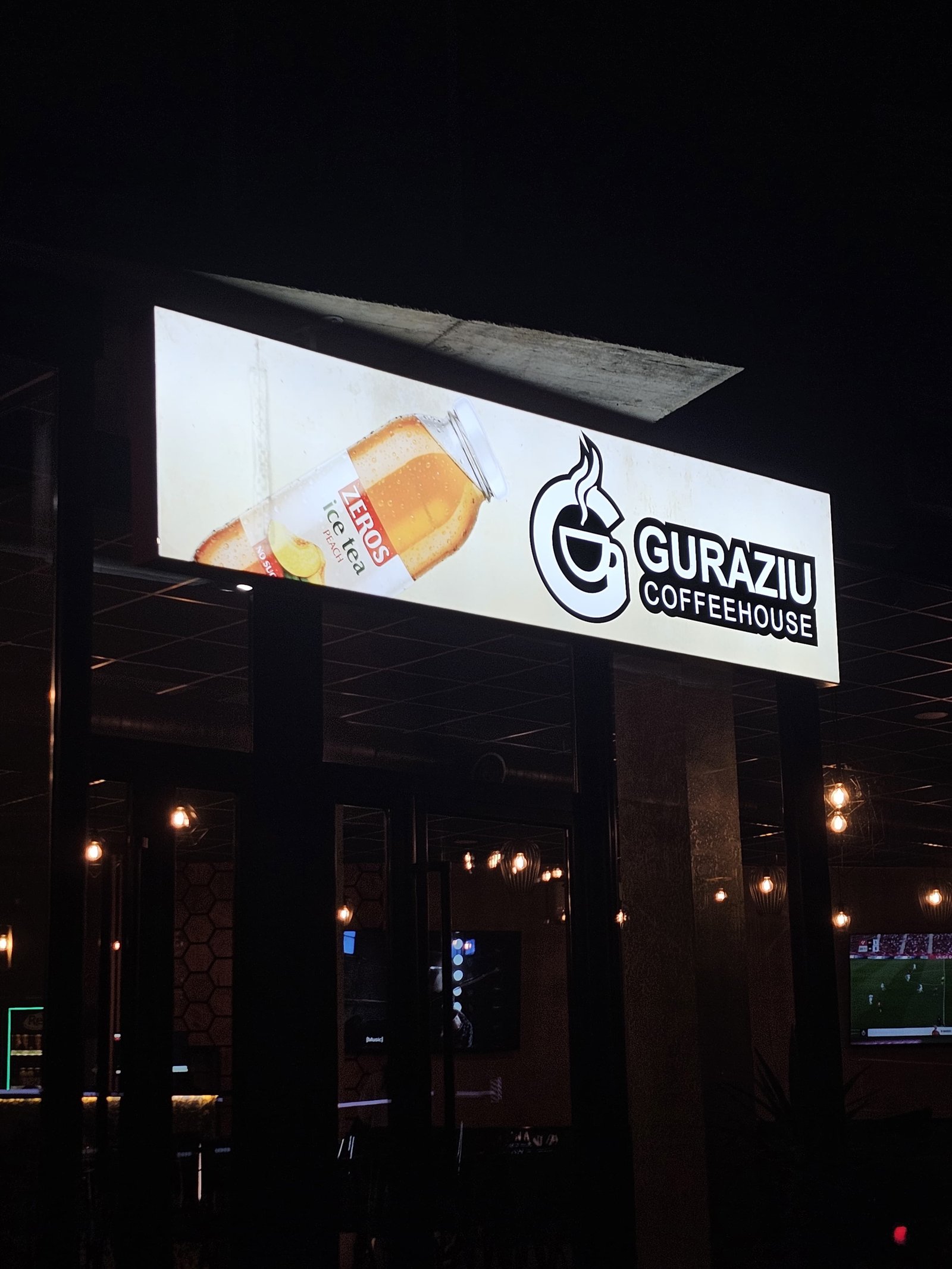 Ambienti modern i Guraziu Coffeehouse në Suharekë