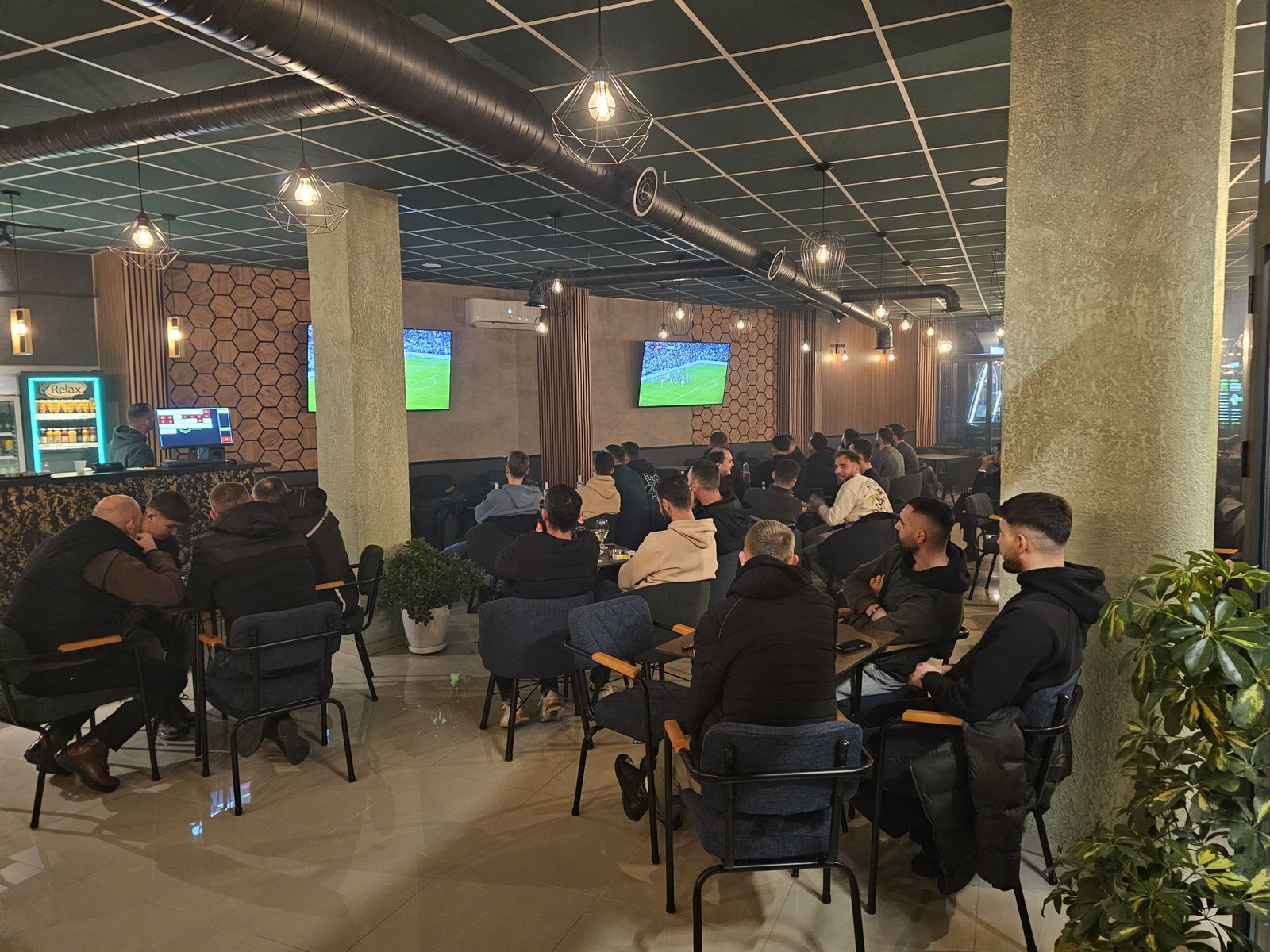 Zona sportive me ekrane të mëdha për ndeshje live në Guraziu Coffeehouse
